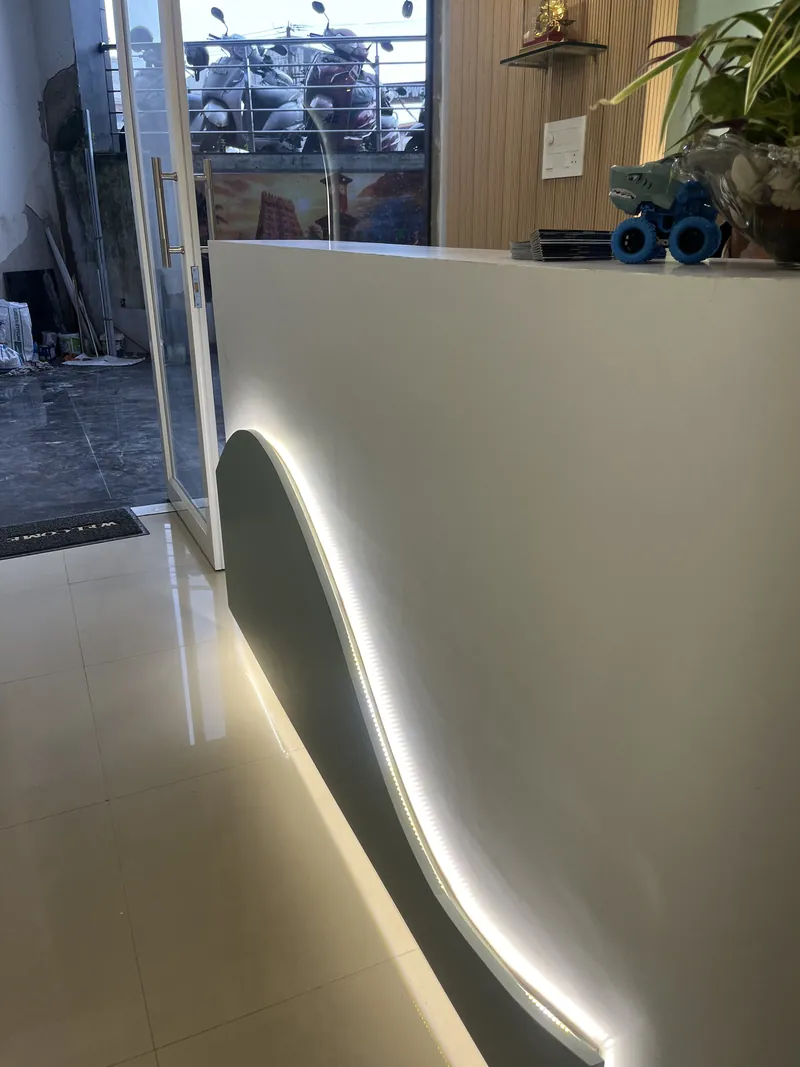 Backlit curve of the reception counter