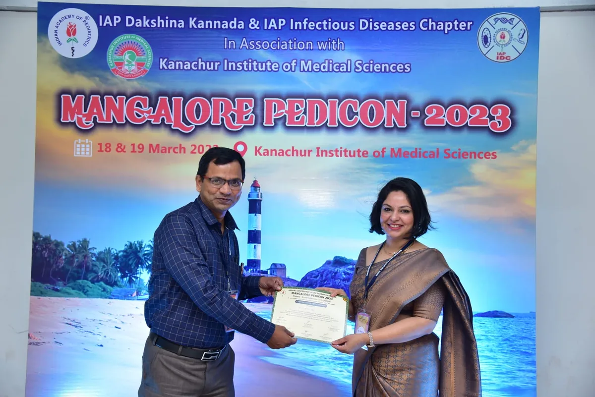 Dr. Swathi Rao receiving a certificate at Mangalore Pedicon 2023
